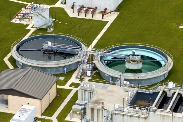 Woda technologiczna a woda pitna – czym się różnią i jak je prawidłowo uzdatniać?