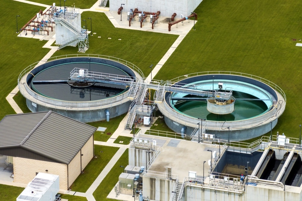 Woda technologiczna a woda pitna – czym się różnią i jak je prawidłowo uzdatniać?